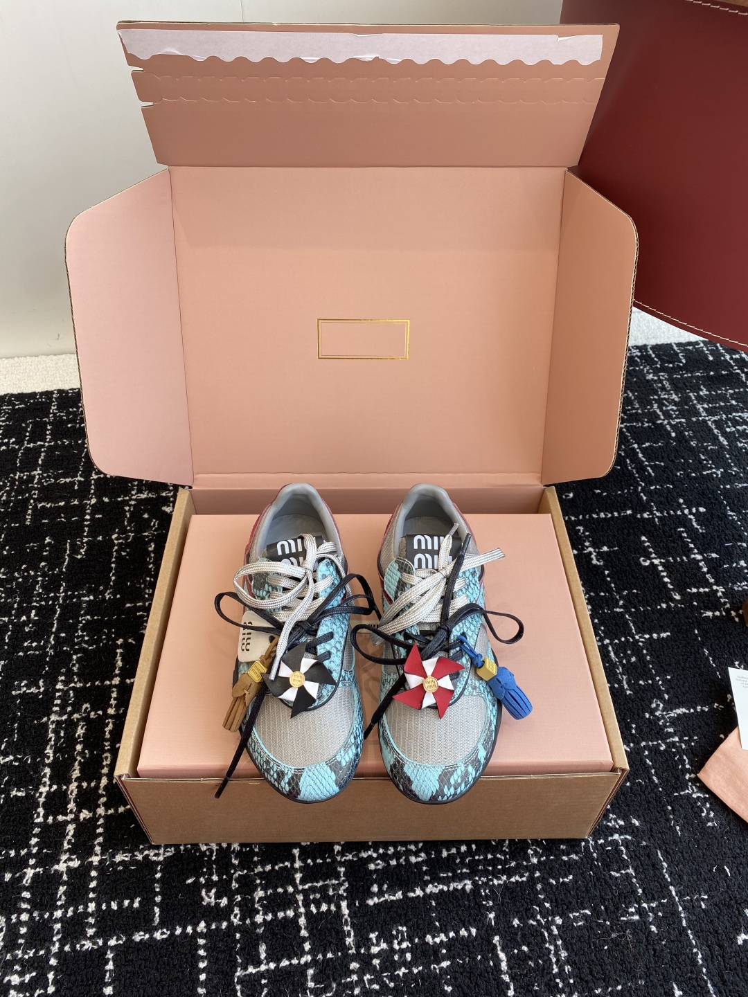 代购级（官网同步✈️盒包装）
Miu Miu 25ss 春夏新款走秀MiuMiu 情侣款德训 休闲鞋 
