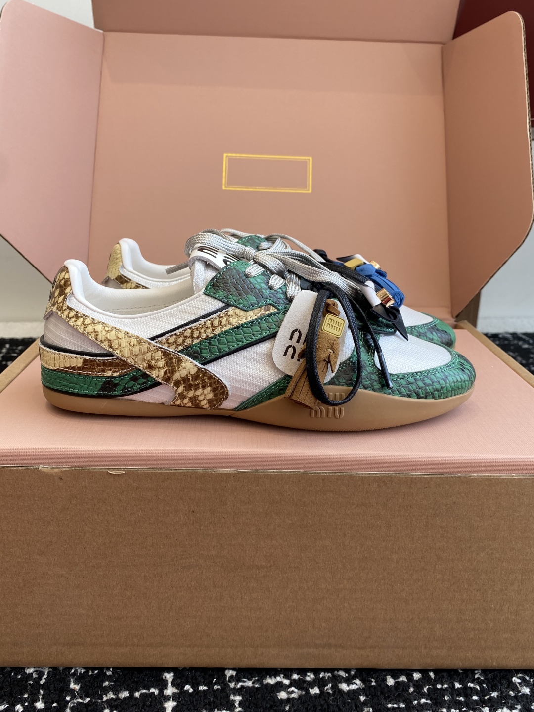 代购级（官网同步✈️盒包装）
Miu Miu 25ss 春夏新款走秀MiuMiu 情侣款德训 休闲鞋 
