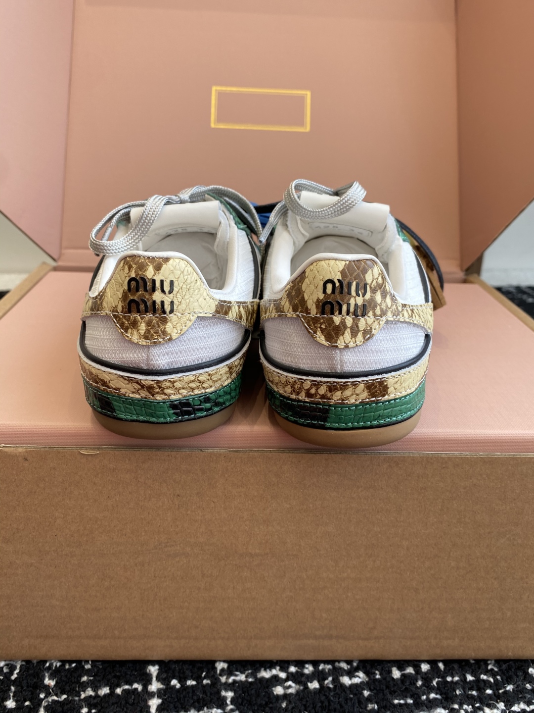 代购级（官网同步✈️盒包装）
Miu Miu 25ss 春夏新款走秀MiuMiu 情侣款德训 休闲鞋 
