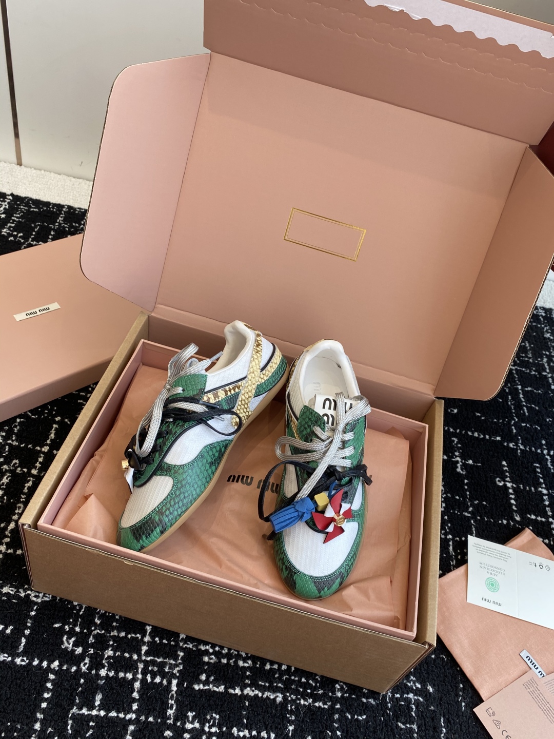 代购级（官网同步✈️盒包装）
Miu Miu 25ss 春夏新款走秀MiuMiu 情侣款德训 休闲鞋 
