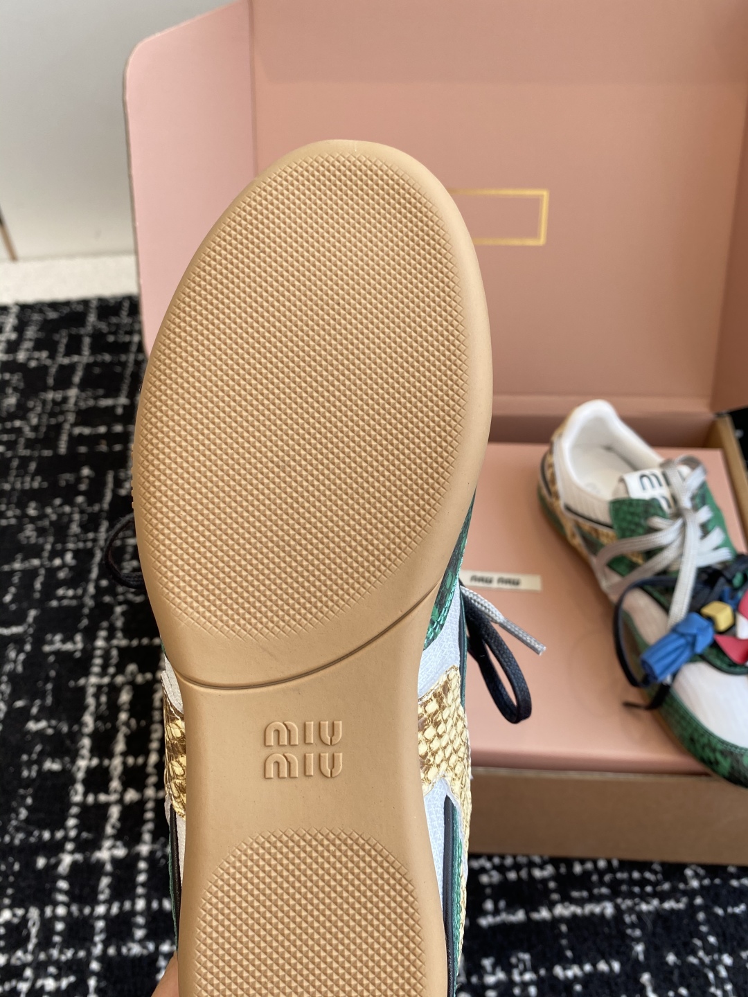 代购级（官网同步✈️盒包装）
Miu Miu 25ss 春夏新款走秀MiuMiu 情侣款德训 休闲鞋 
