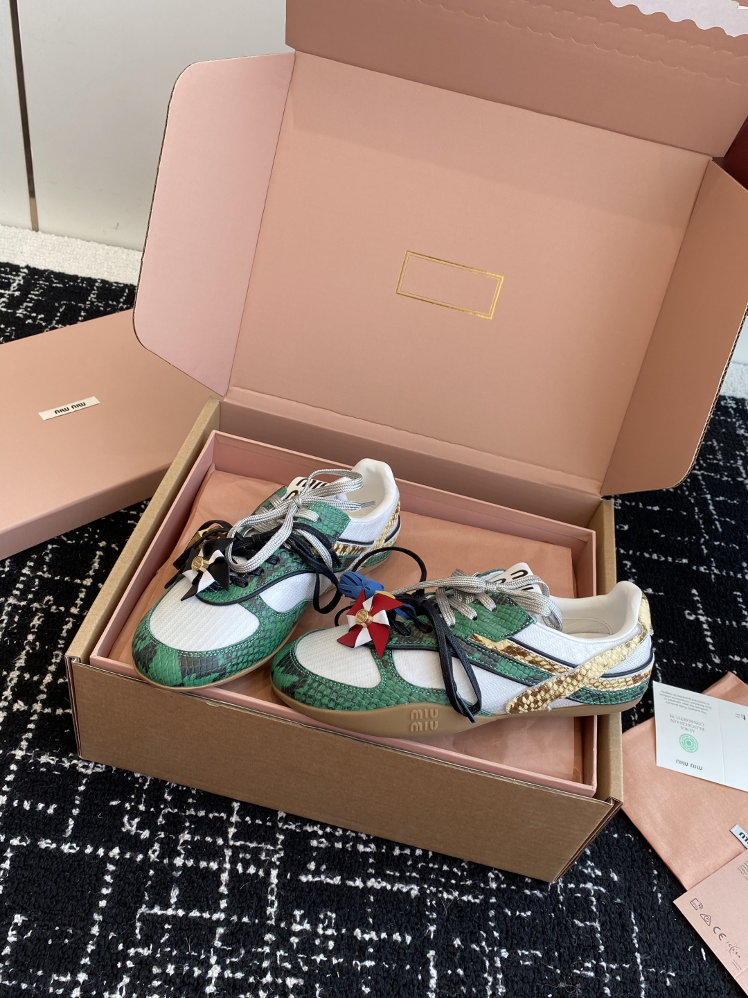 代购级（官网同步✈️盒包装）
Miu Miu 25ss 春夏新款走秀MiuMiu 情侣款德训 休闲鞋 
