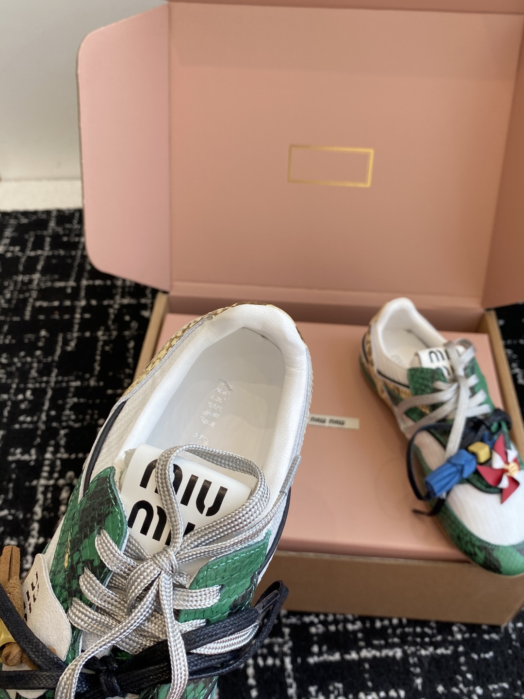 代购级（官网同步✈️盒包装）
Miu Miu 25ss 春夏新款走秀MiuMiu 情侣款德训 休闲鞋 
