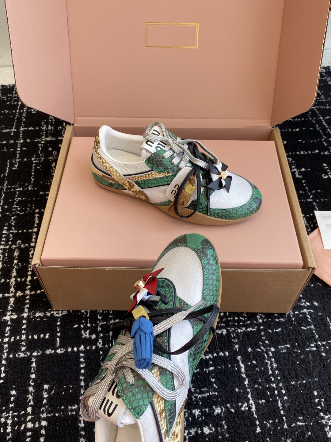 代购级（官网同步✈️盒包装）
Miu Miu 25ss 春夏新款走秀MiuMiu 情侣款德训 休闲鞋 
