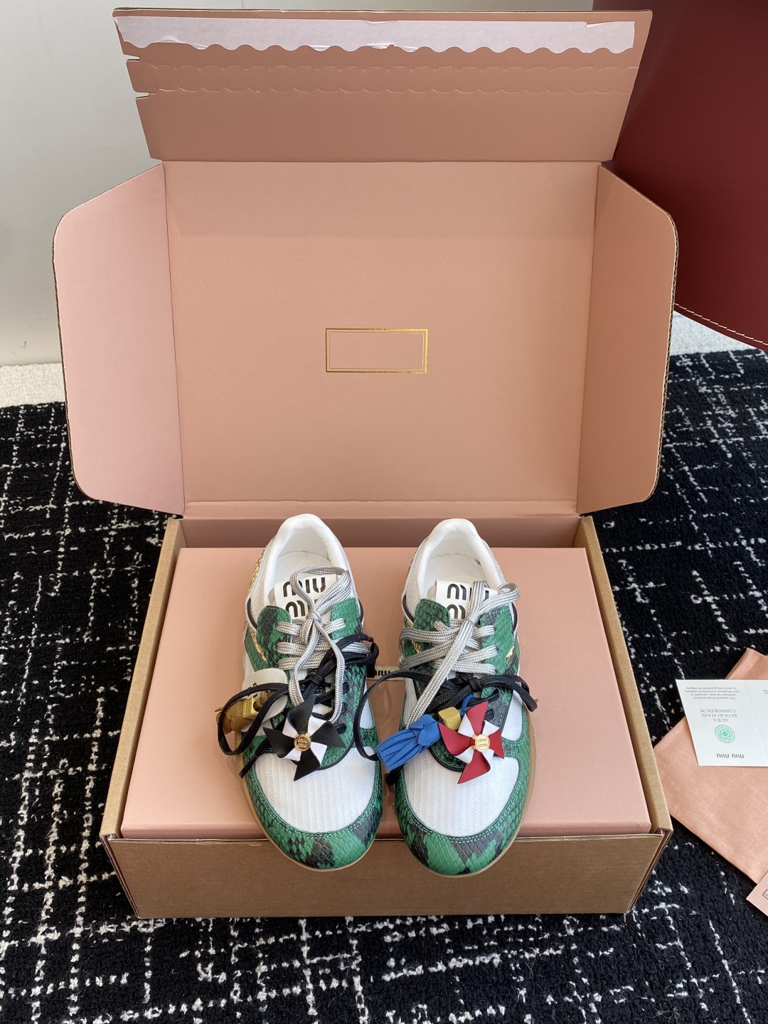 代购级（官网同步✈️盒包装）
Miu Miu 25ss 春夏新款走秀MiuMiu 情侣款德训 休闲鞋 

