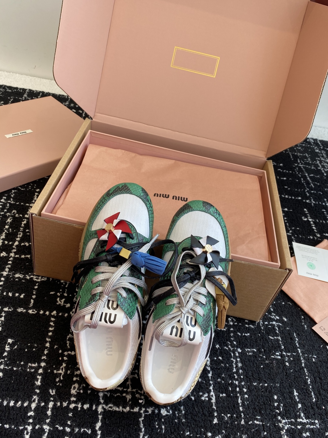 代购级（官网同步✈️盒包装）
Miu Miu 25ss 春夏新款走秀MiuMiu 情侣款德训 休闲鞋 
