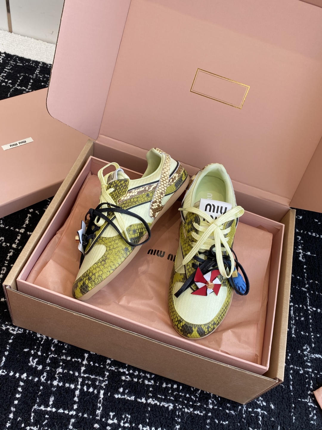 代购级（官网同步✈️盒包装）
Miu Miu 25ss 春夏新款走秀MiuMiu 情侣款德训 休闲鞋 
