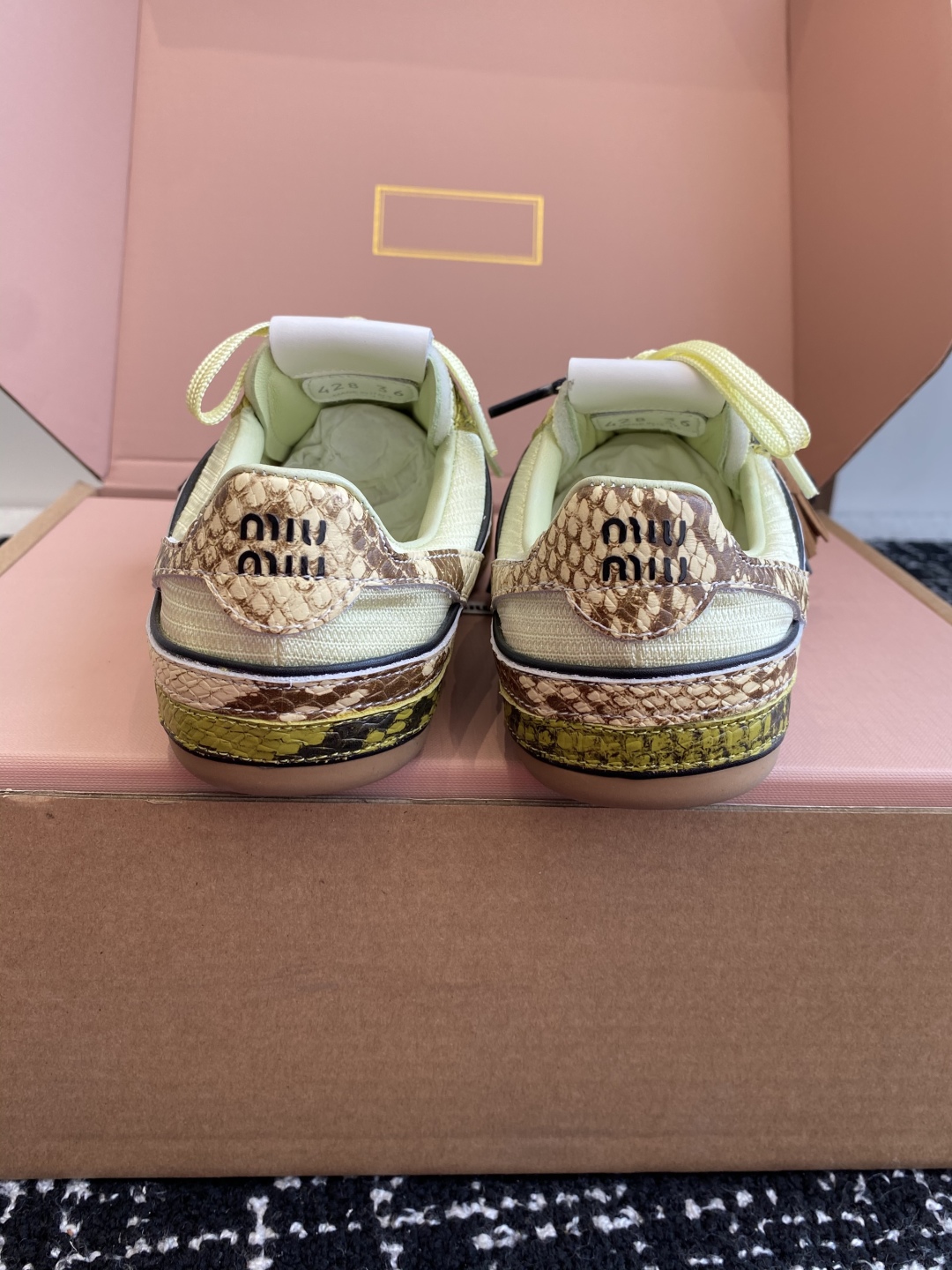 代购级（官网同步✈️盒包装）
Miu Miu 25ss 春夏新款走秀MiuMiu 情侣款德训 休闲鞋 
