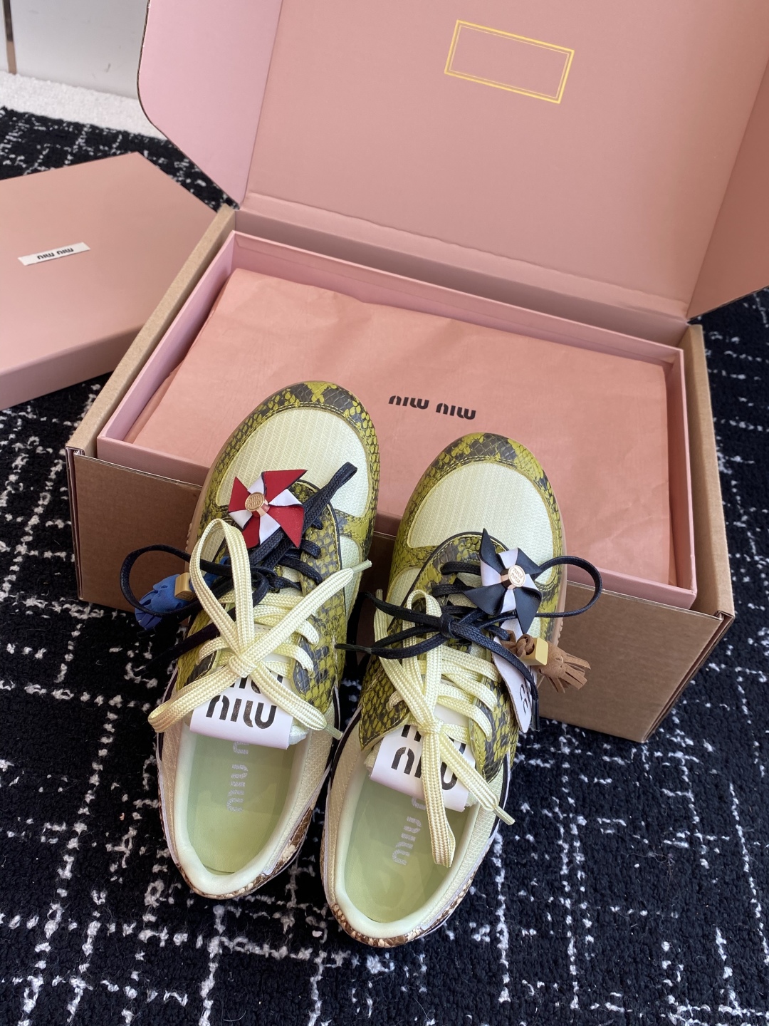 代购级（官网同步✈️盒包装）
Miu Miu 25ss 春夏新款走秀MiuMiu 情侣款德训 休闲鞋 
