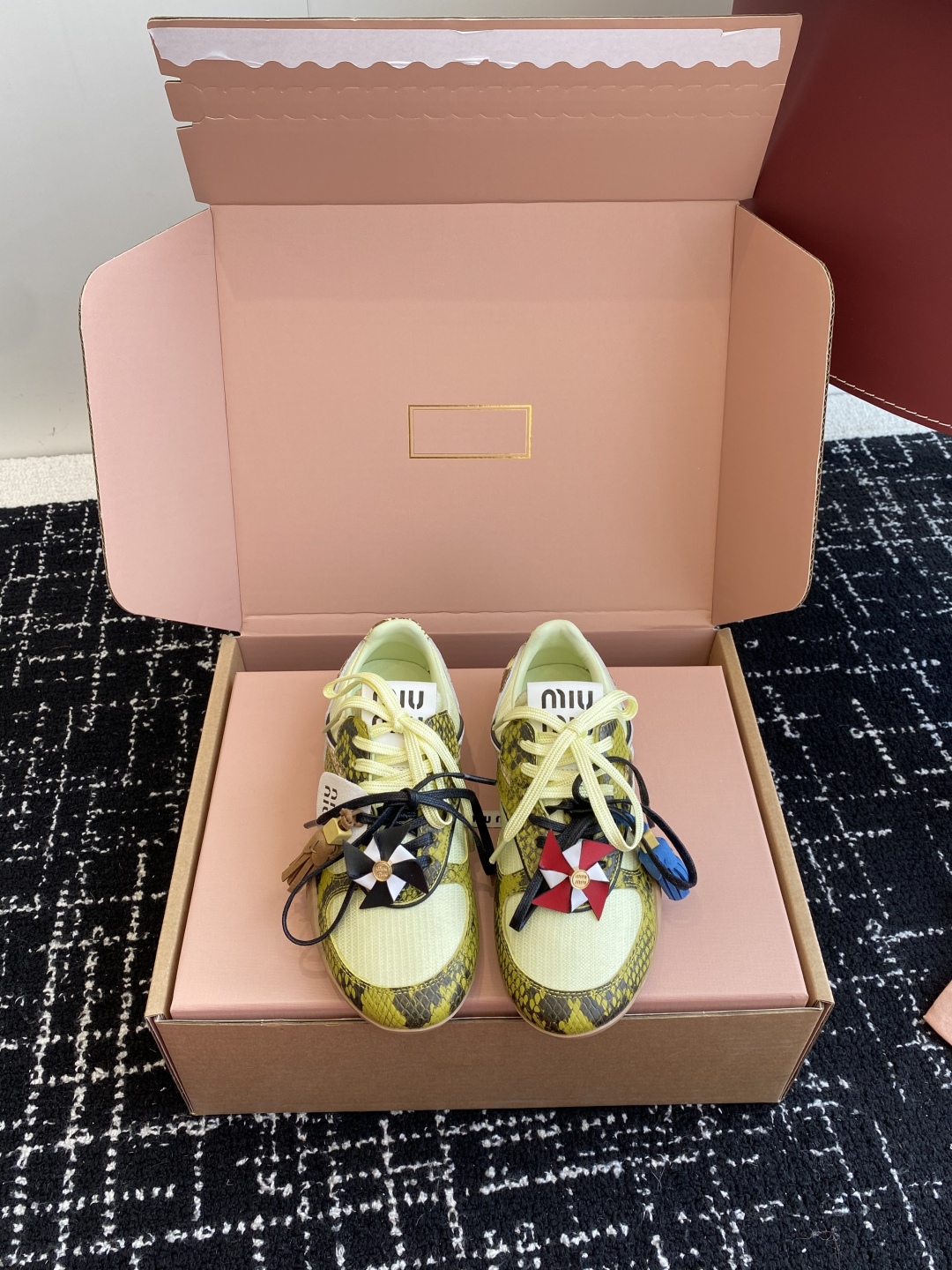 代购级（官网同步✈️盒包装）
Miu Miu 25ss 春夏新款走秀MiuMiu 情侣款德训 休闲鞋 
