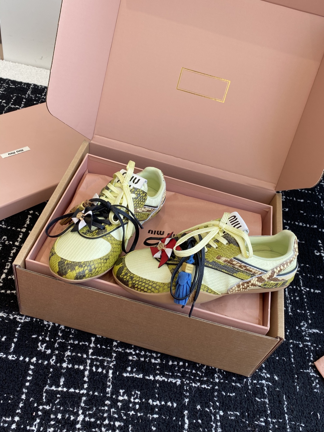 代购级（官网同步✈️盒包装）
Miu Miu 25ss 春夏新款走秀MiuMiu 情侣款德训 休闲鞋 
