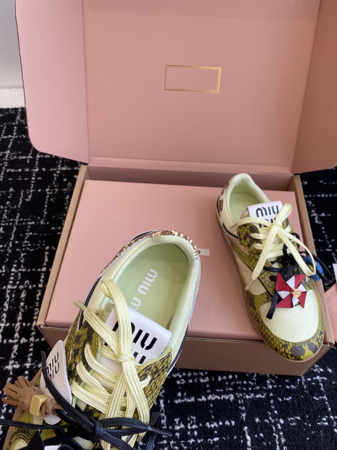 代购级（官网同步✈️盒包装）
Miu Miu 25ss 春夏新款走秀MiuMiu 情侣款德训 休闲鞋 
