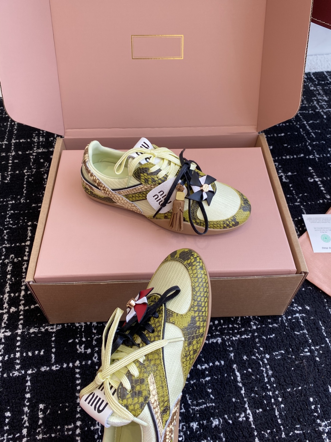 代购级（官网同步✈️盒包装）
Miu Miu 25ss 春夏新款走秀MiuMiu 情侣款德训 休闲鞋 
