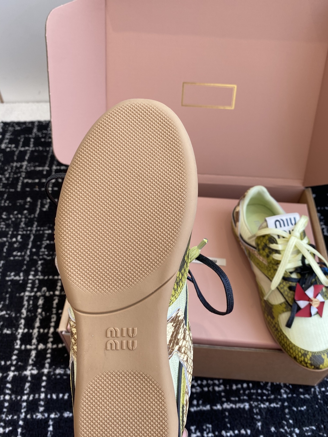 代购级（官网同步✈️盒包装）
Miu Miu 25ss 春夏新款走秀MiuMiu 情侣款德训 休闲鞋 
