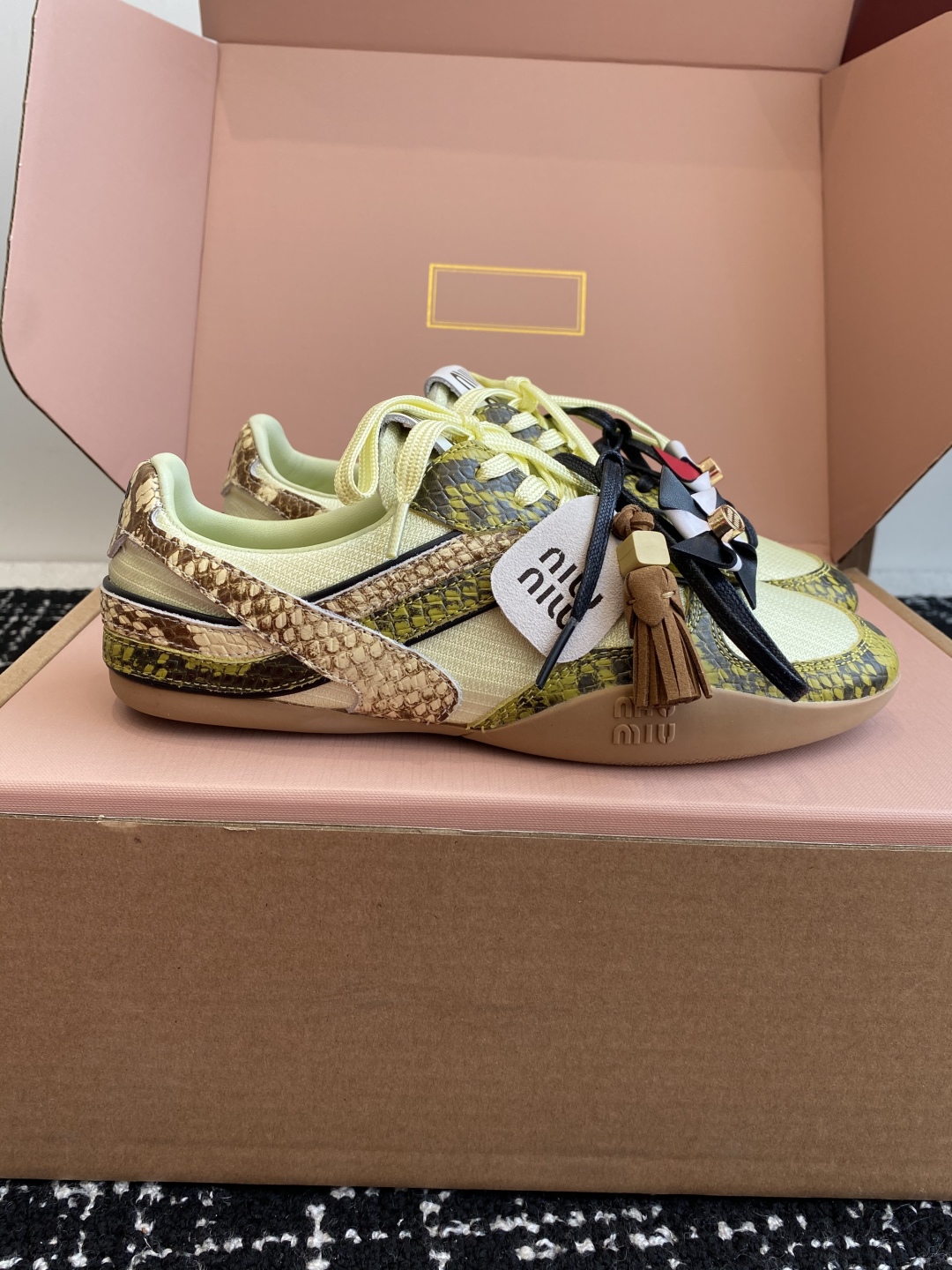 代购级（官网同步✈️盒包装）
Miu Miu 25ss 春夏新款走秀MiuMiu 情侣款德训 休闲鞋 
