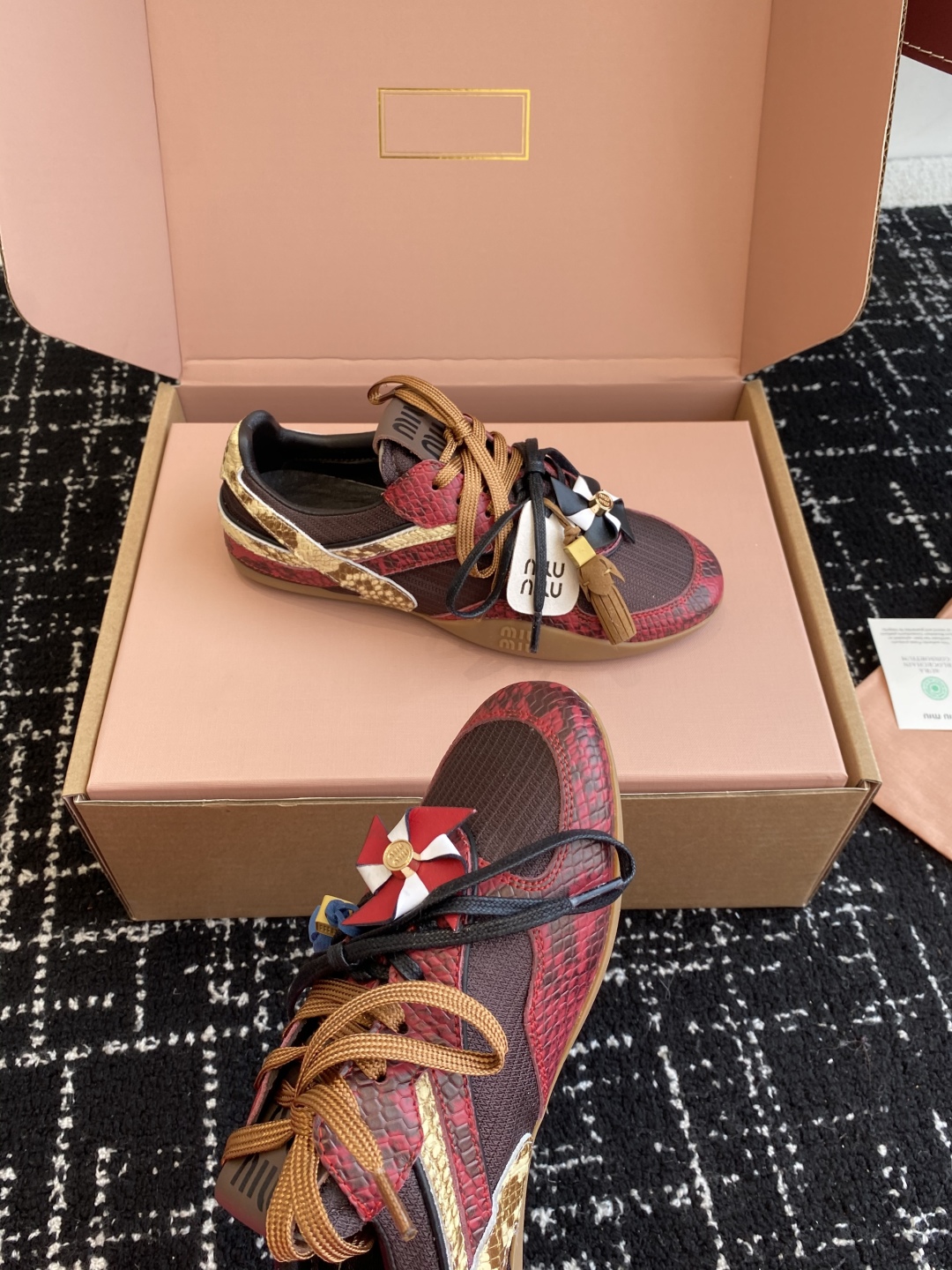 代购级（官网同步✈️盒包装）
Miu Miu 25ss 春夏新款走秀MiuMiu 情侣款德训 休闲鞋 
