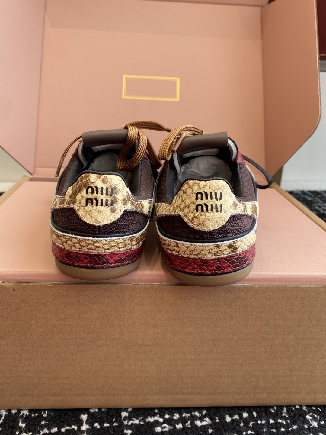 代购级（官网同步✈️盒包装）
Miu Miu 25ss 春夏新款走秀MiuMiu 情侣款德训 休闲鞋 
