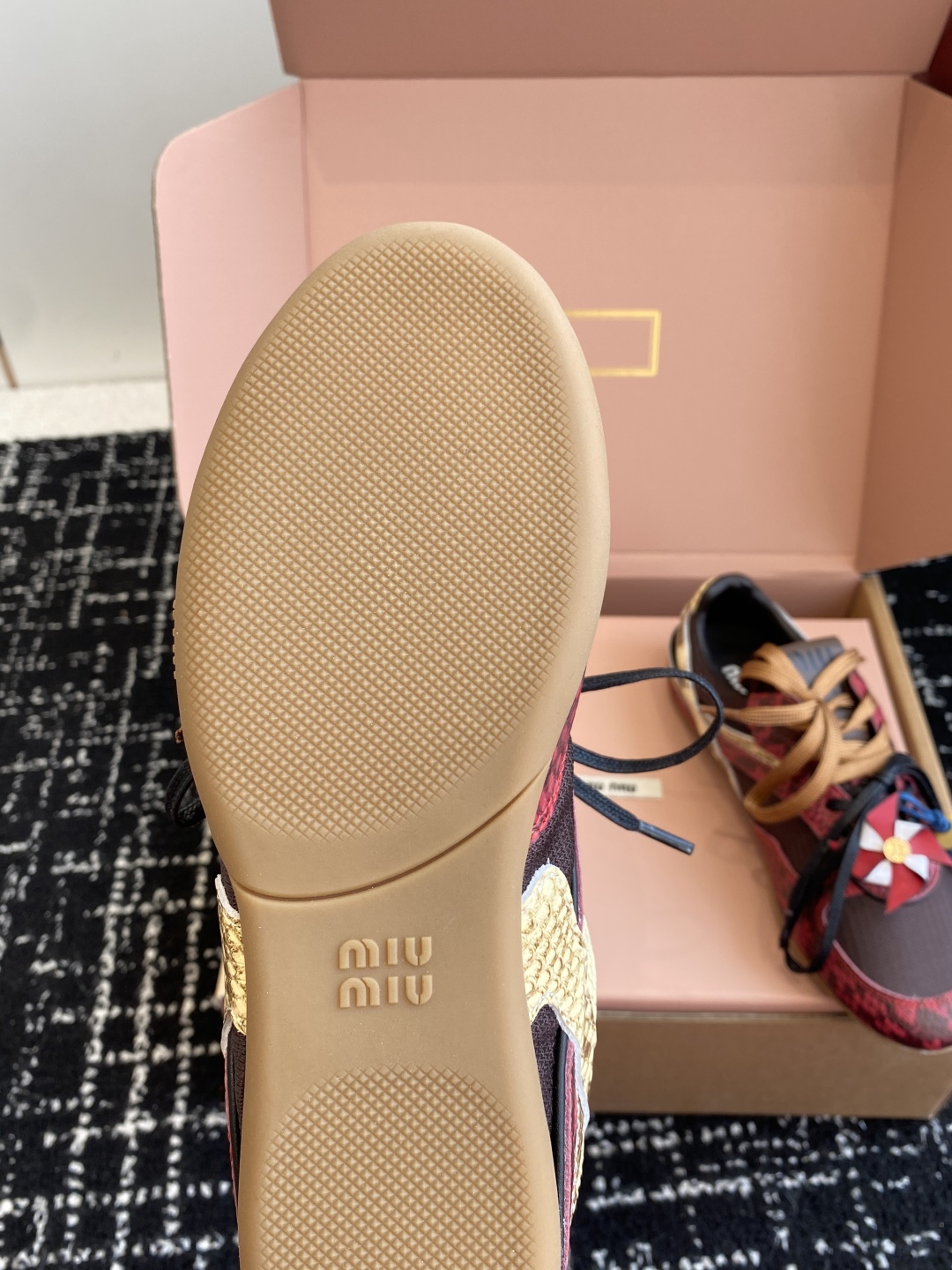 代购级（官网同步✈️盒包装）
Miu Miu 25ss 春夏新款走秀MiuMiu 情侣款德训 休闲鞋 
