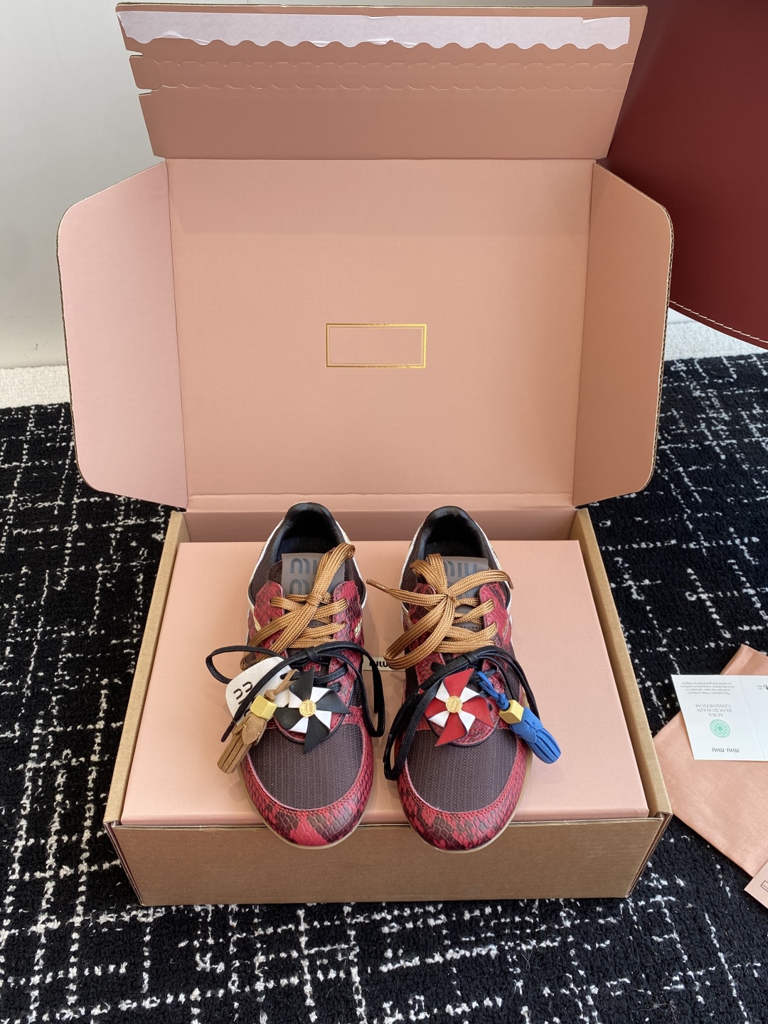 代购级（官网同步✈️盒包装）
Miu Miu 25ss 春夏新款走秀MiuMiu 情侣款德训 休闲鞋 
