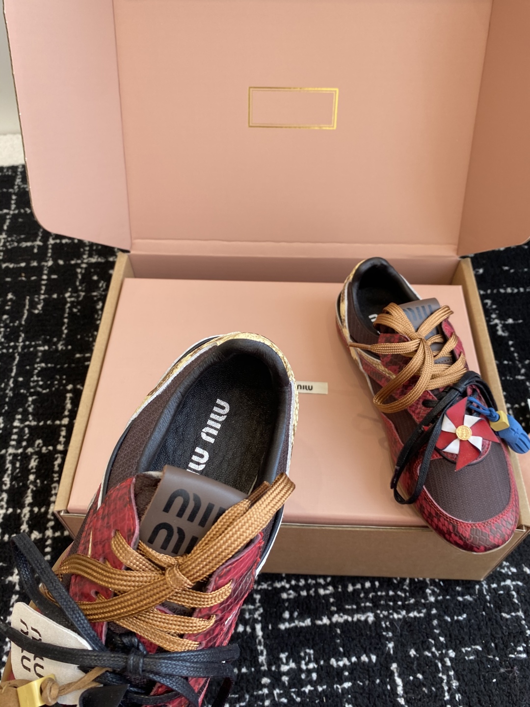 代购级（官网同步✈️盒包装）
Miu Miu 25ss 春夏新款走秀MiuMiu 情侣款德训 休闲鞋 
