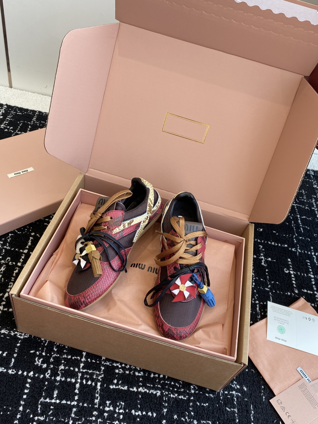 代购级（官网同步✈️盒包装）
Miu Miu 25ss 春夏新款走秀MiuMiu 情侣款德训 休闲鞋 
