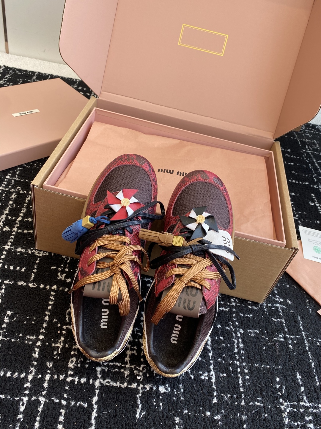 代购级（官网同步✈️盒包装）
Miu Miu 25ss 春夏新款走秀MiuMiu 情侣款德训 休闲鞋 

