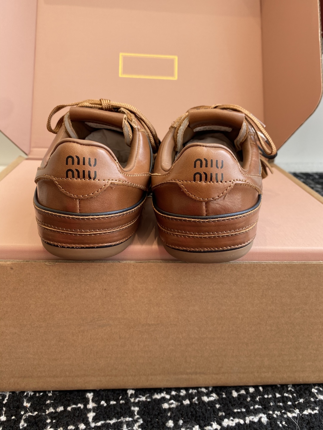 代购级（官网同步✈️盒包装）
Miu Miu 25ss 春夏新款走秀MiuMiu 情侣款德训 休闲鞋 

