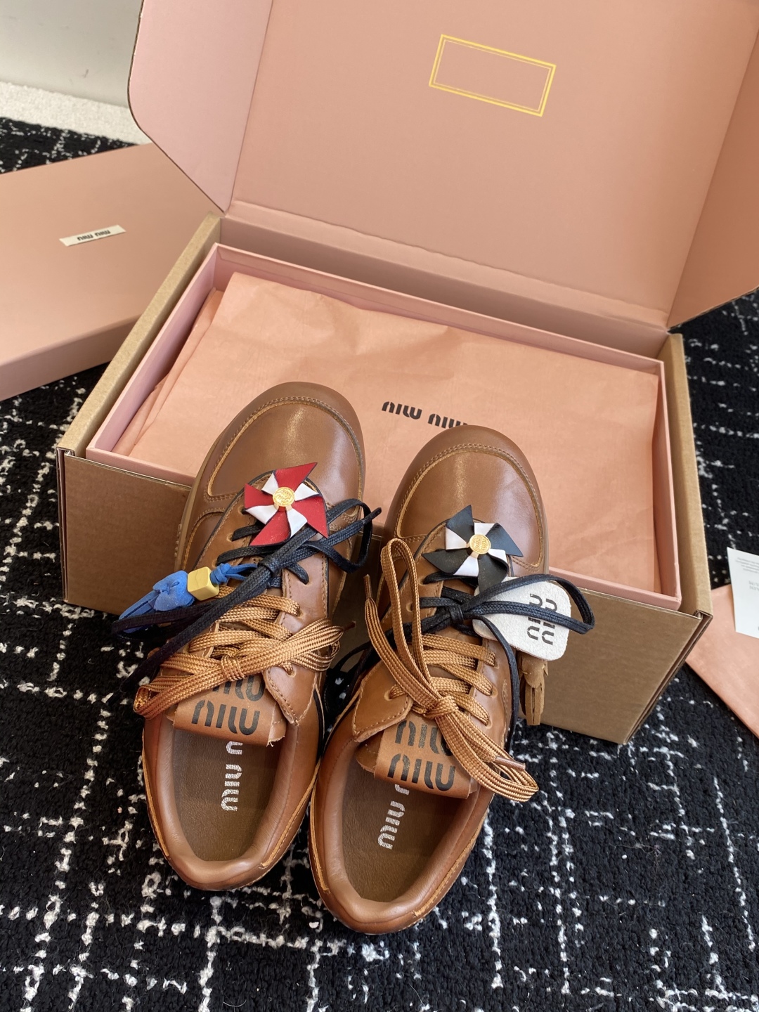 代购级（官网同步✈️盒包装）
Miu Miu 25ss 春夏新款走秀MiuMiu 情侣款德训 休闲鞋 
