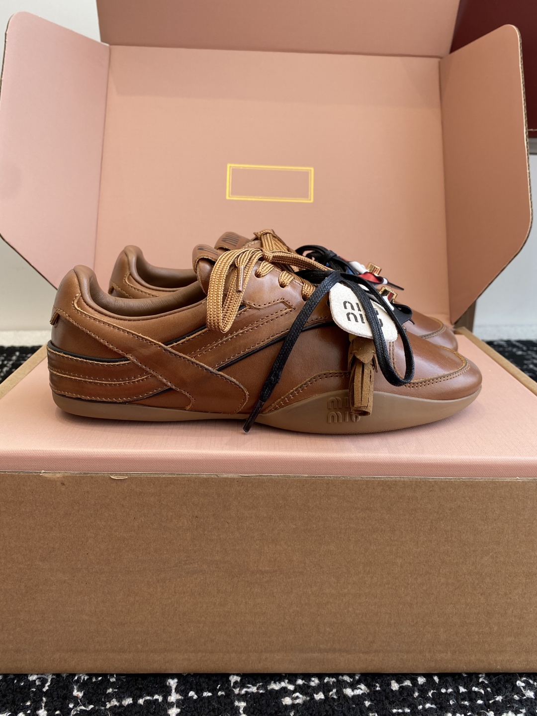 代购级（官网同步✈️盒包装）
Miu Miu 25ss 春夏新款走秀MiuMiu 情侣款德训 休闲鞋 

