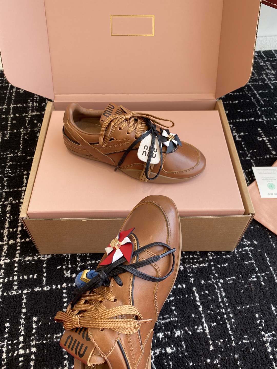 代购级（官网同步✈️盒包装）
Miu Miu 25ss 春夏新款走秀MiuMiu 情侣款德训 休闲鞋 
