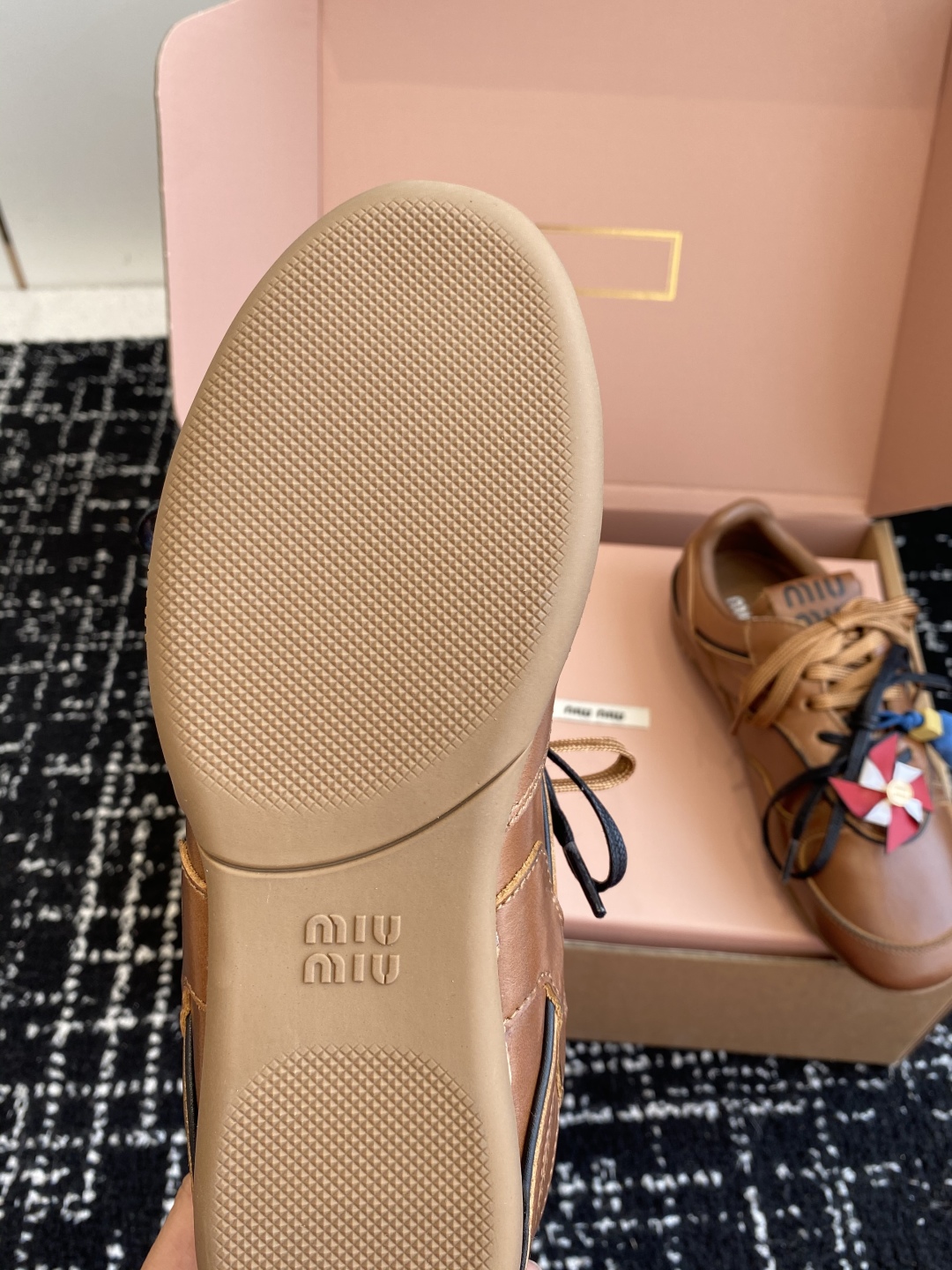 代购级（官网同步✈️盒包装）
Miu Miu 25ss 春夏新款走秀MiuMiu 情侣款德训 休闲鞋 
