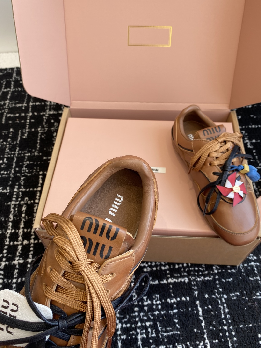 代购级（官网同步✈️盒包装）
Miu Miu 25ss 春夏新款走秀MiuMiu 情侣款德训 休闲鞋 
