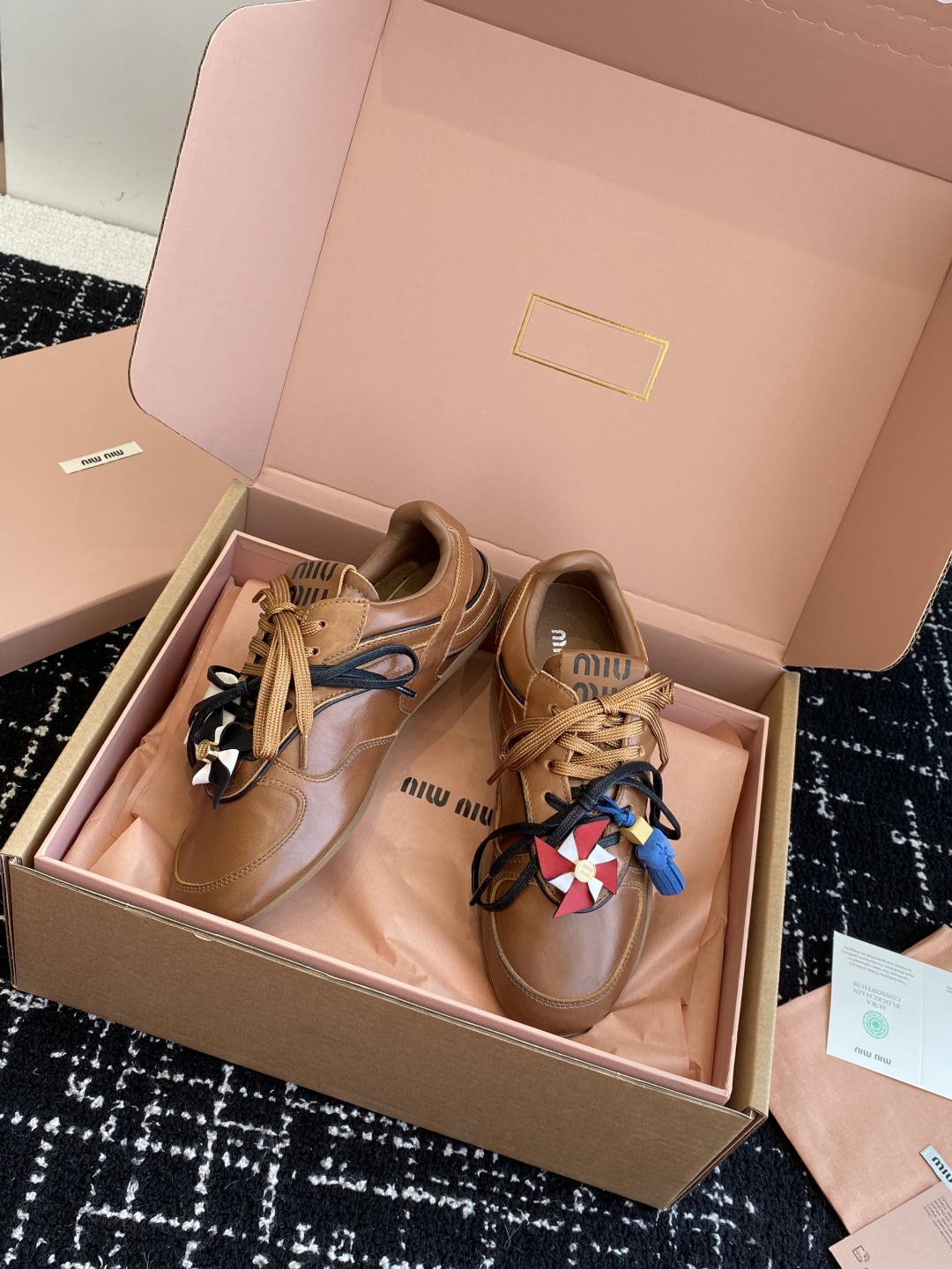 代购级（官网同步✈️盒包装）
Miu Miu 25ss 春夏新款走秀MiuMiu 情侣款德训 休闲鞋 

