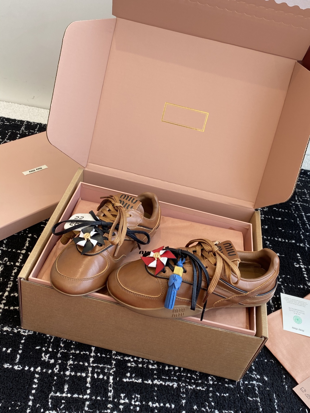代购级（官网同步✈️盒包装）
Miu Miu 25ss 春夏新款走秀MiuMiu 情侣款德训 休闲鞋 
