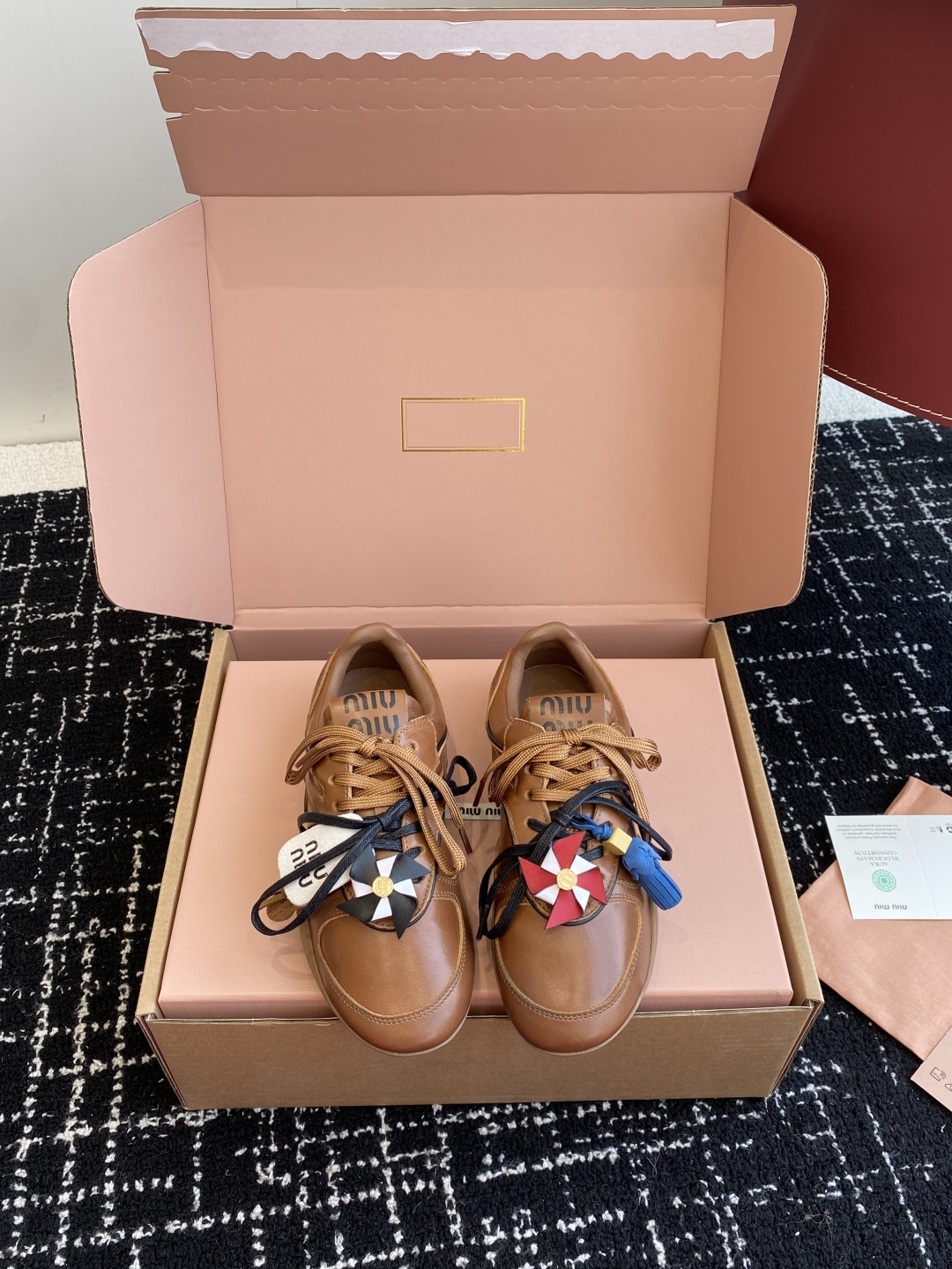 代购级（官网同步✈️盒包装）
Miu Miu 25ss 春夏新款走秀MiuMiu 情侣款德训 休闲鞋 
