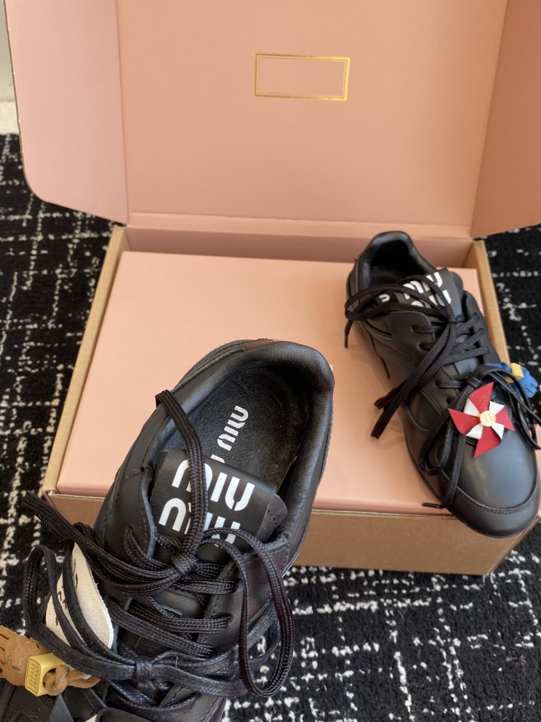 代购级（官网同步✈️盒包装）
Miu Miu 25ss 春夏新款走秀MiuMiu 情侣款德训 休闲鞋 
