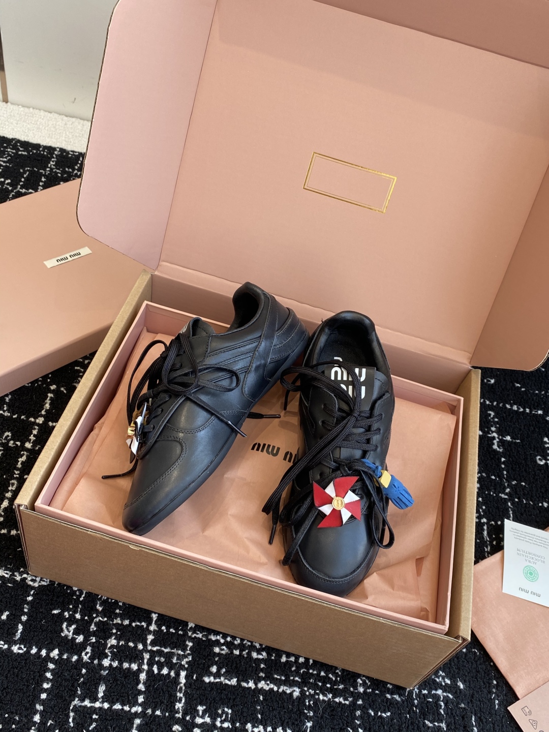 代购级（官网同步✈️盒包装）
Miu Miu 25ss 春夏新款走秀MiuMiu 情侣款德训 休闲鞋 
