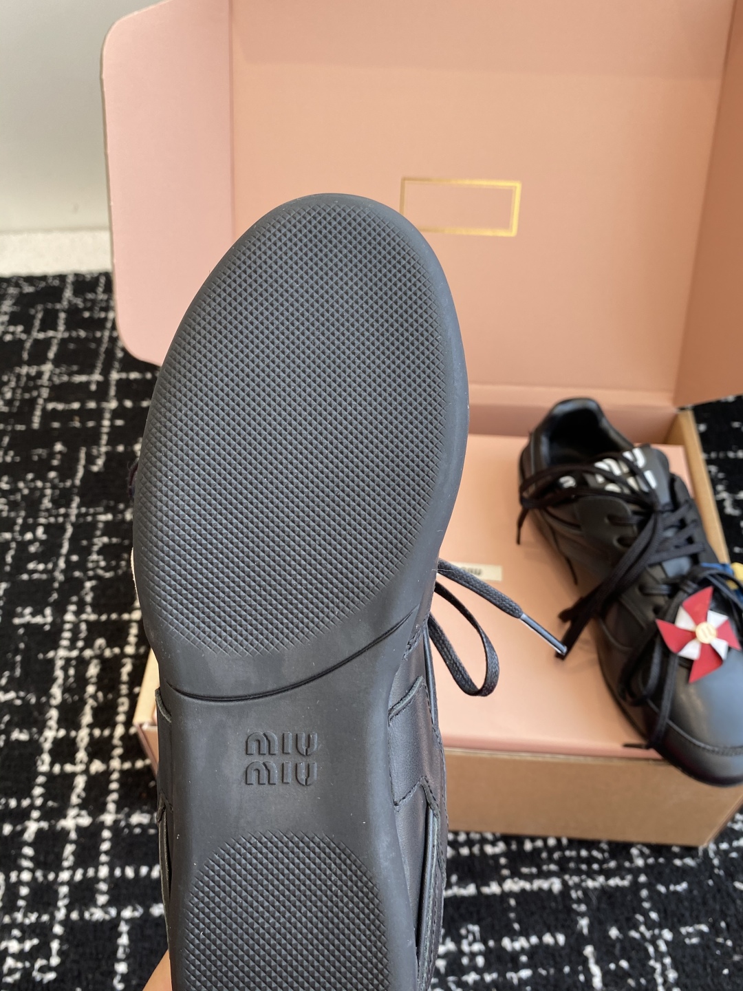 代购级（官网同步✈️盒包装）
Miu Miu 25ss 春夏新款走秀MiuMiu 情侣款德训 休闲鞋 
