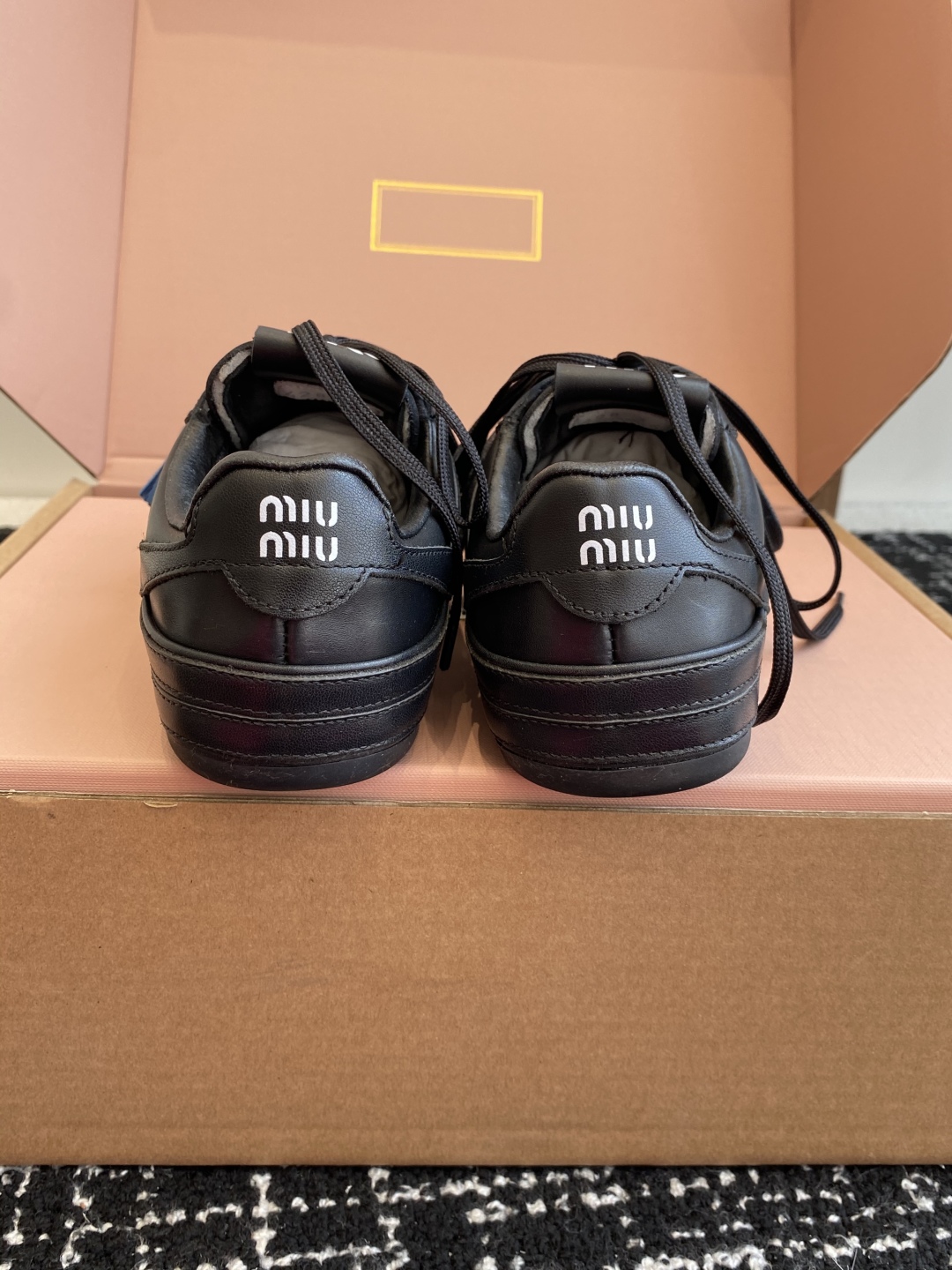 代购级（官网同步✈️盒包装）
Miu Miu 25ss 春夏新款走秀MiuMiu 情侣款德训 休闲鞋 
