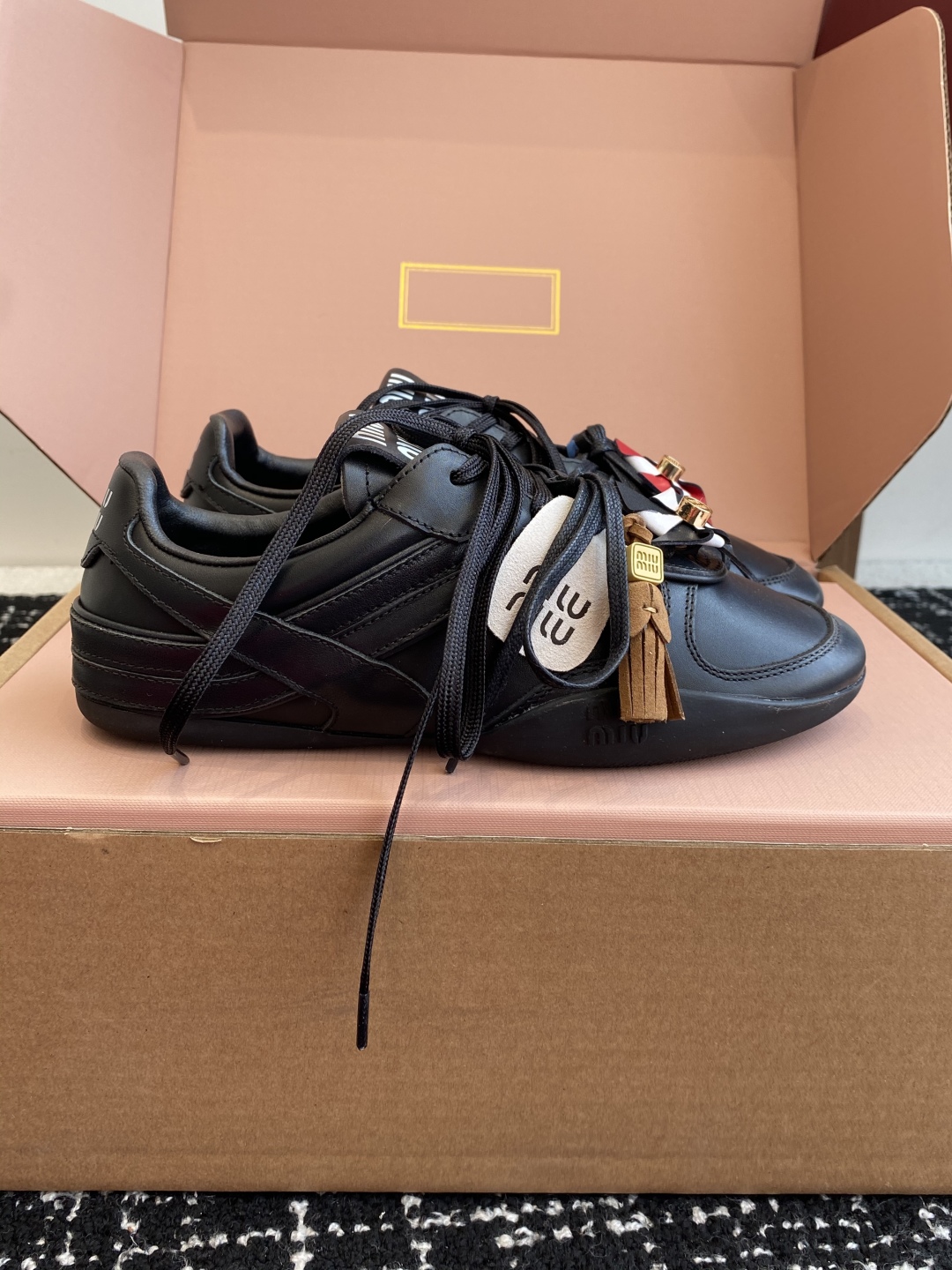 代购级（官网同步✈️盒包装）
Miu Miu 25ss 春夏新款走秀MiuMiu 情侣款德训 休闲鞋 
