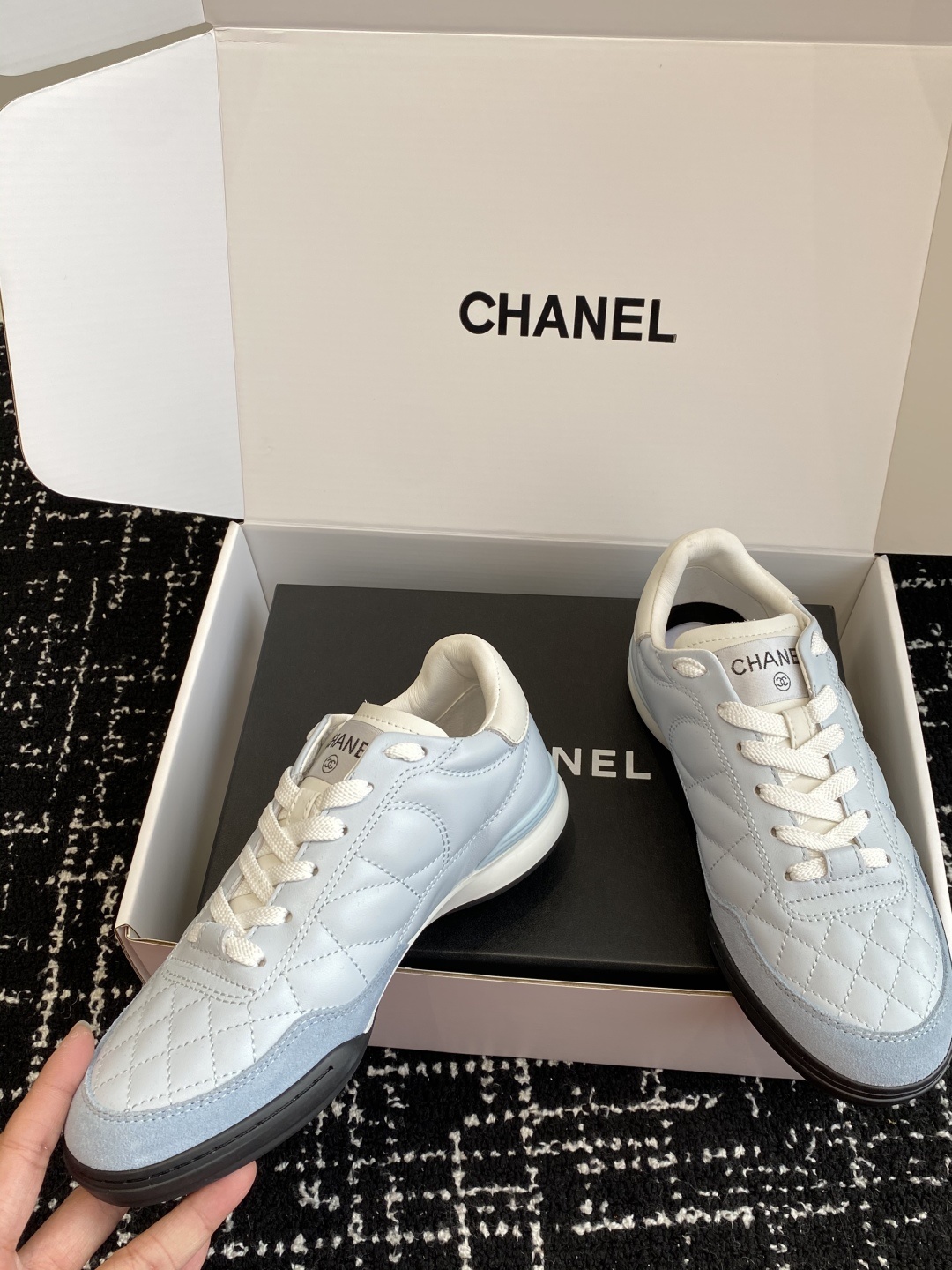 代购级(官网同步✈️盒包装)
最有流量的棒球鞋CHANEL 小香这双鞋谁穿谁夸!
杨幂同款Chanel