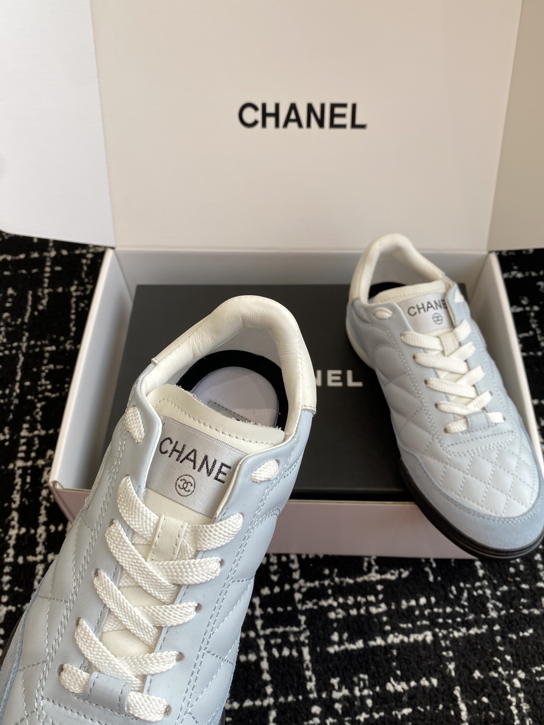 代购级(官网同步✈️盒包装)
最有流量的棒球鞋CHANEL 小香这双鞋谁穿谁夸!
杨幂同款Chanel