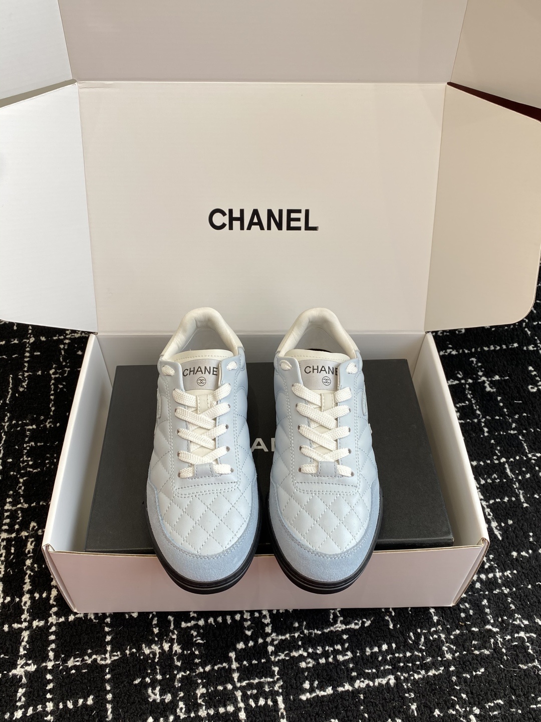 代购级(官网同步✈️盒包装)
最有流量的棒球鞋CHANEL 小香这双鞋谁穿谁夸!
杨幂同款Chanel