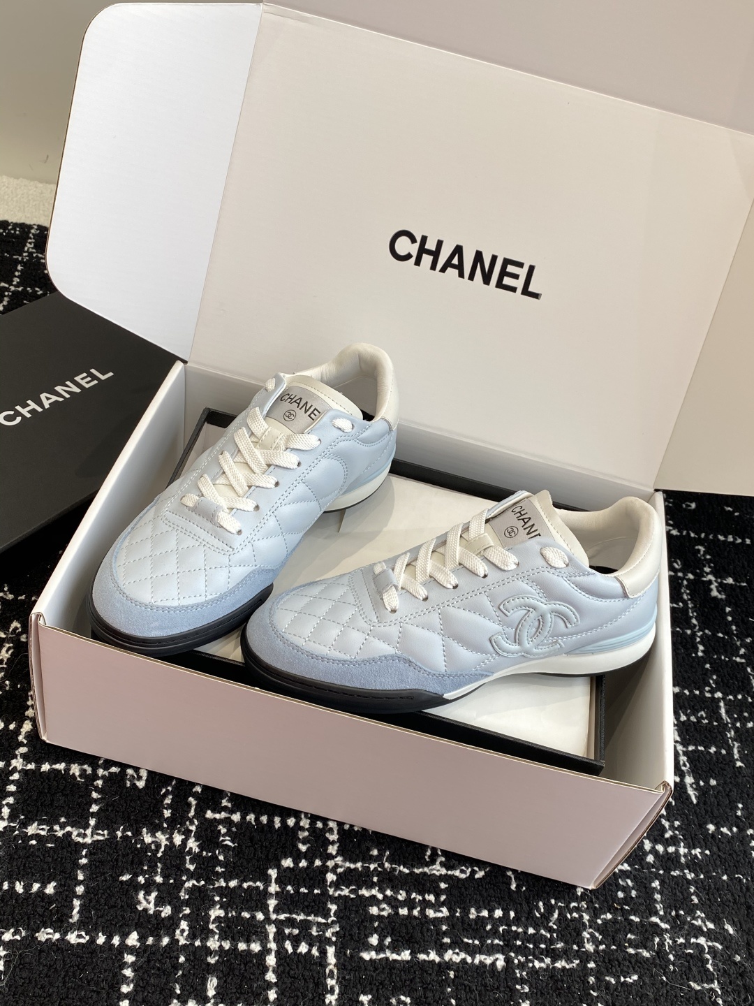代购级(官网同步✈️盒包装)
最有流量的棒球鞋CHANEL 小香这双鞋谁穿谁夸!
杨幂同款Chanel