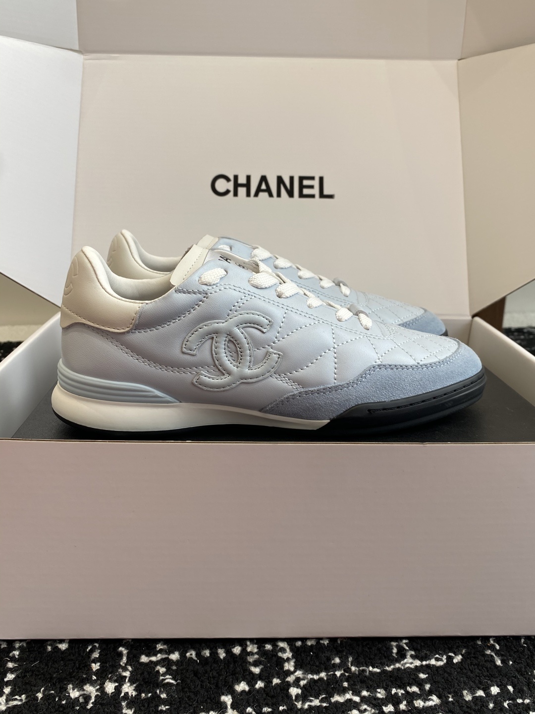 代购级(官网同步✈️盒包装)
最有流量的棒球鞋CHANEL 小香这双鞋谁穿谁夸!
杨幂同款Chanel