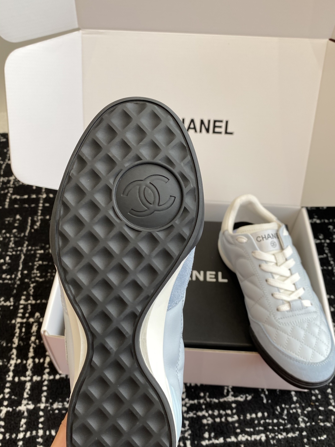 代购级(官网同步✈️盒包装)
最有流量的棒球鞋CHANEL 小香这双鞋谁穿谁夸!
杨幂同款Chanel