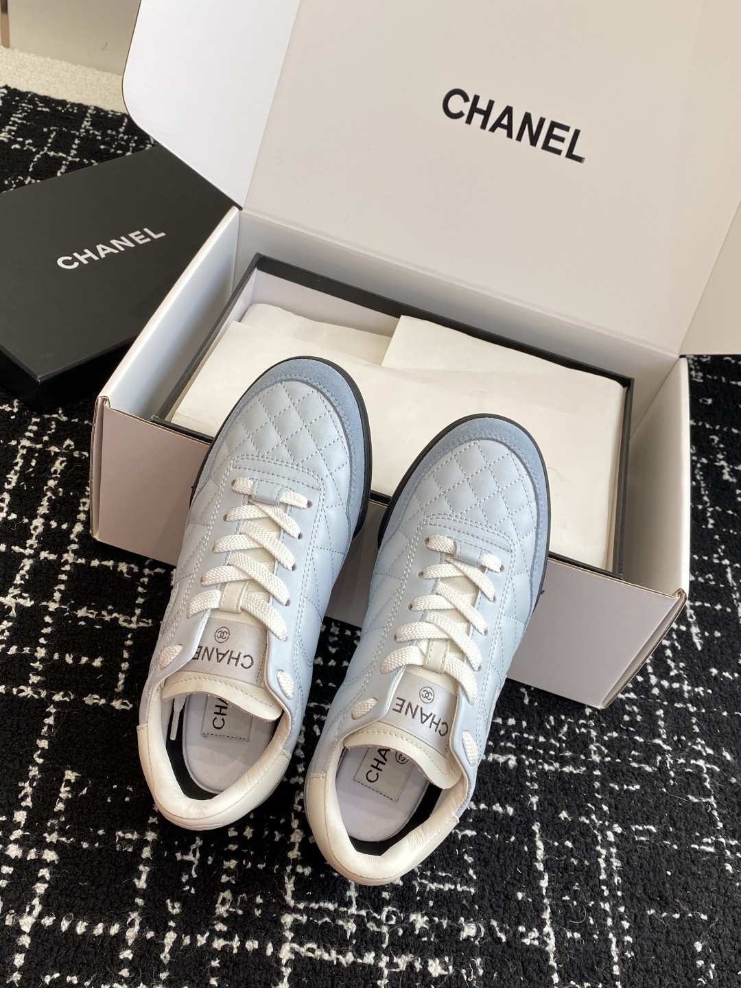 代购级(官网同步✈️盒包装)
最有流量的棒球鞋CHANEL 小香这双鞋谁穿谁夸!
杨幂同款Chanel