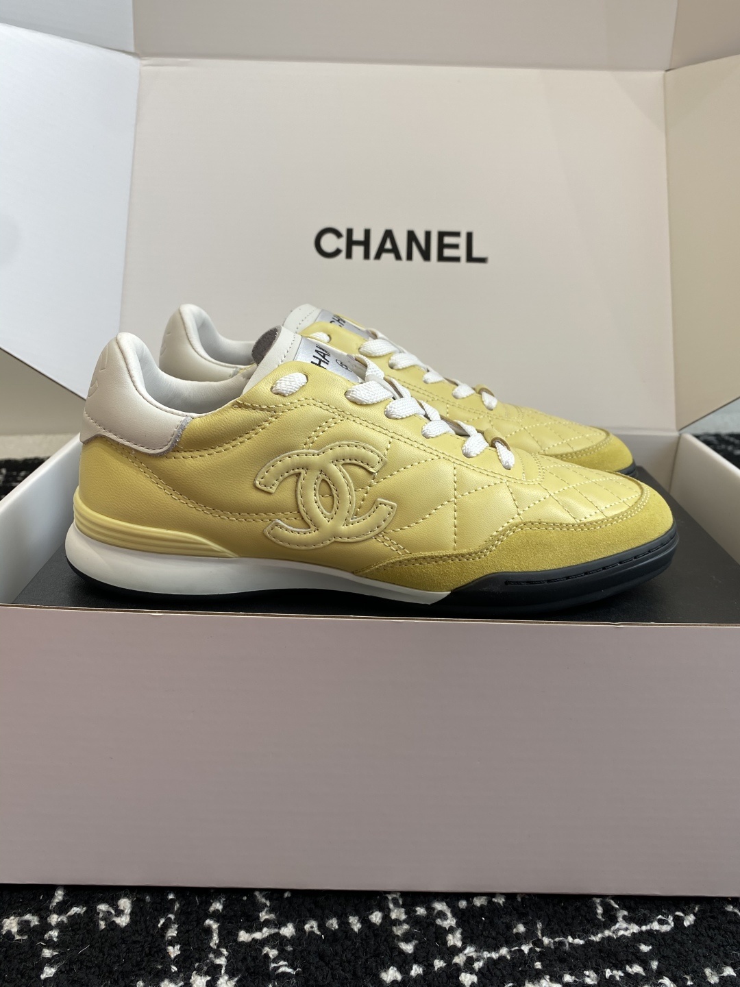 代购级(官网同步✈️盒包装)
最有流量的棒球鞋CHANEL 小香这双鞋谁穿谁夸!
杨幂同款Chanel