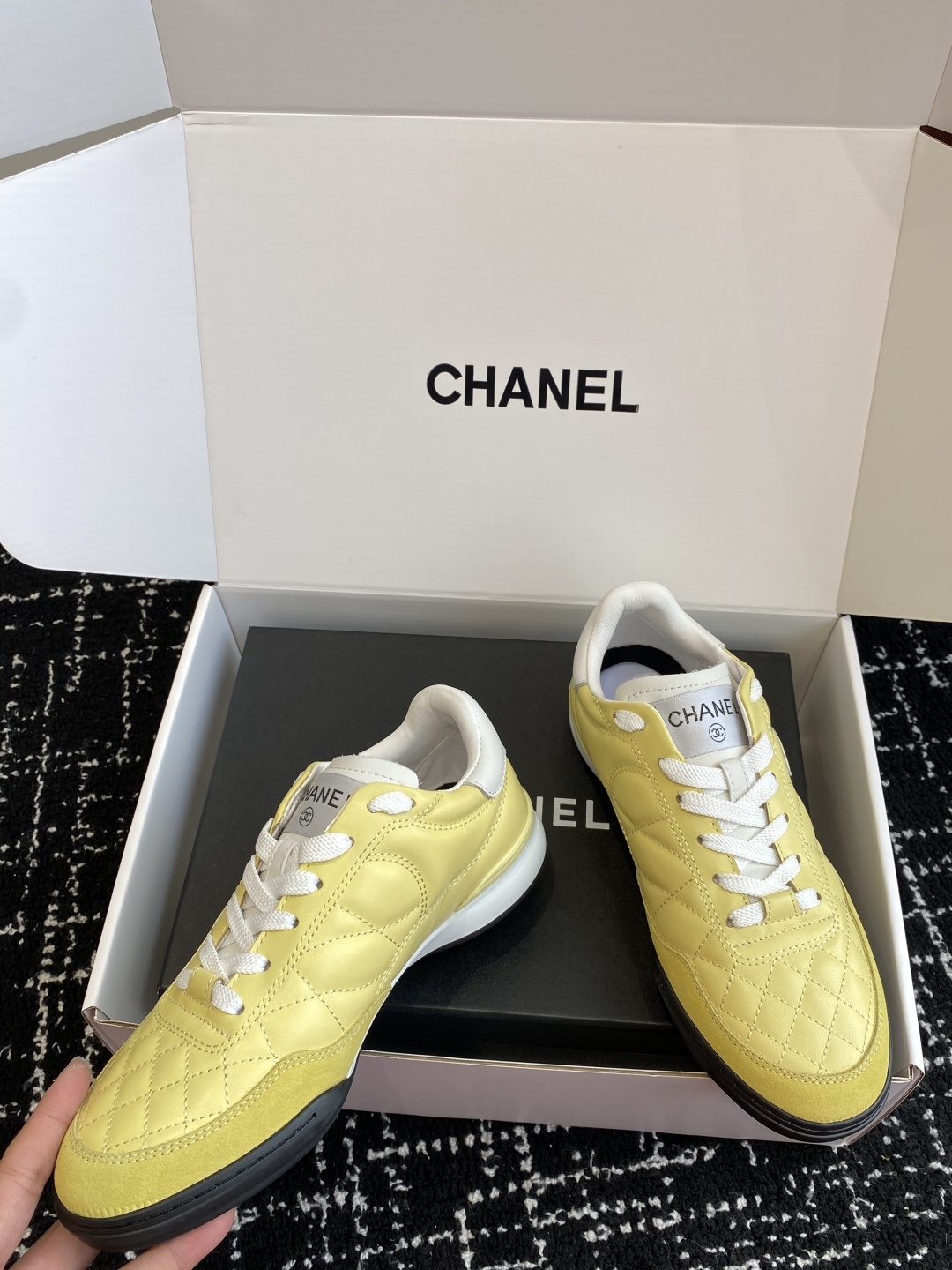 代购级(官网同步✈️盒包装)
最有流量的棒球鞋CHANEL 小香这双鞋谁穿谁夸!
杨幂同款Chanel
