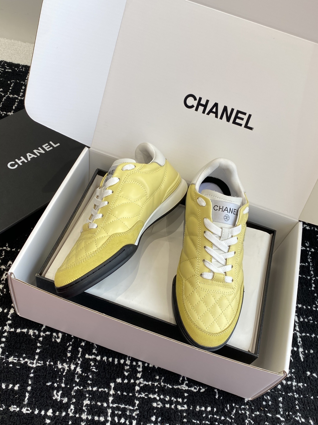 代购级(官网同步✈️盒包装)
最有流量的棒球鞋CHANEL 小香这双鞋谁穿谁夸!
杨幂同款Chanel